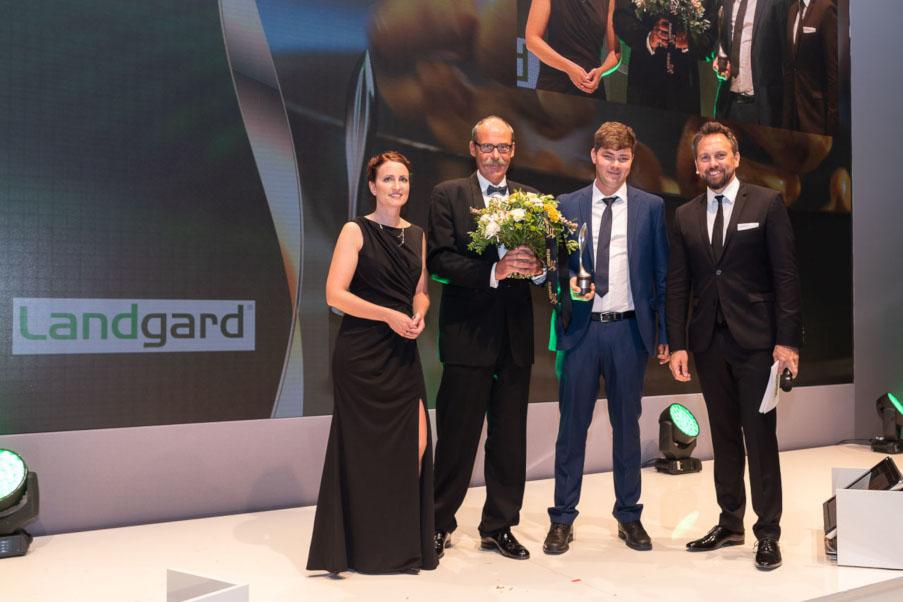 Dr. Svea Pacyna-Schürheck, Bereichsleiterin Qualitäts- und Nachhaltigkeitsmanagement, überreichte die Trophäe an die Vertreter von Schloss Fleesensee aus Göhren-Lebbin, die für die hoteleigene Landwirtschaft „Projekt Organic“ ausgezeichnet wurden.